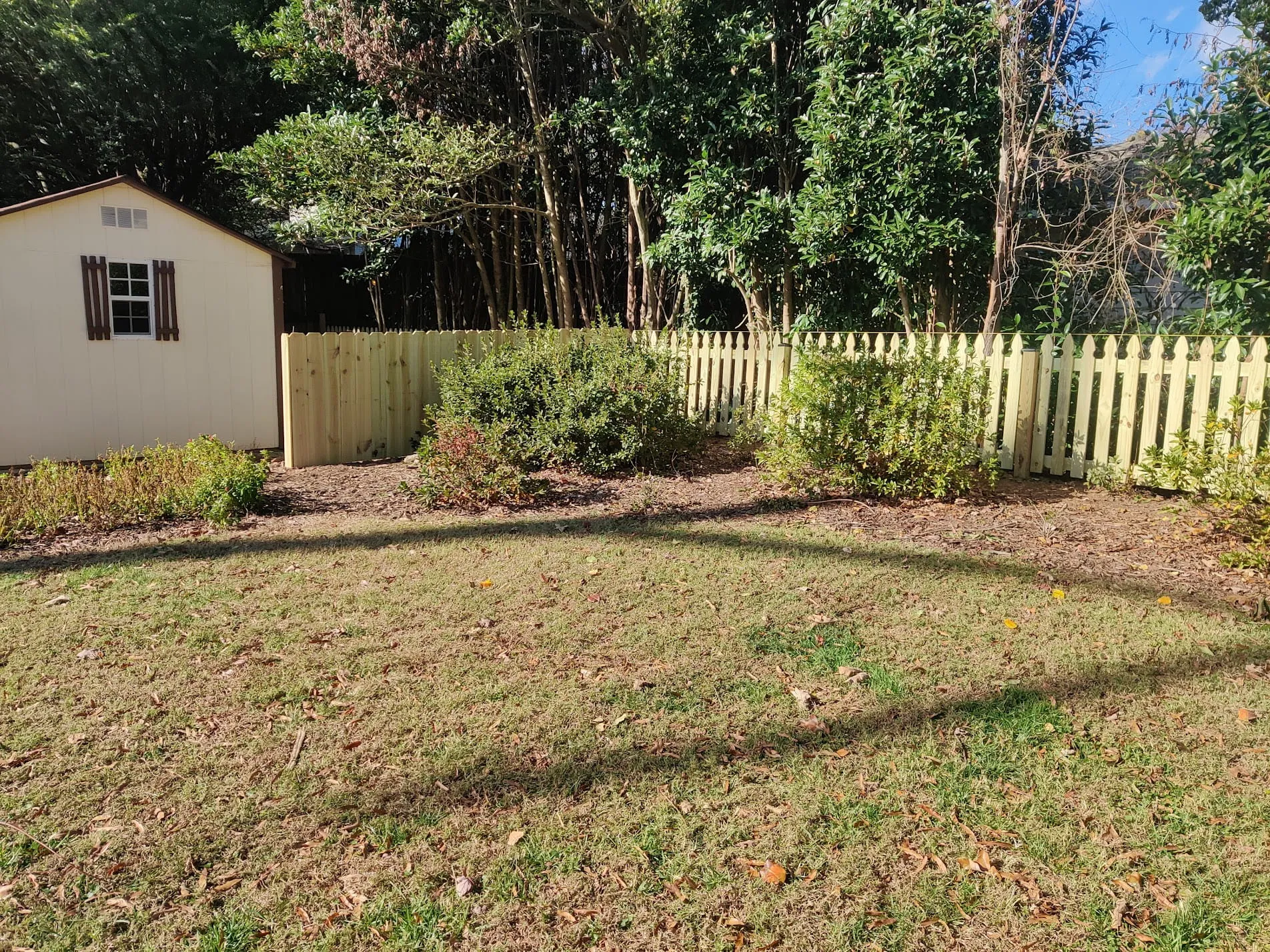 picket style fence